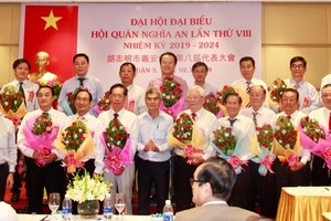 第五郡人委會副主席張庚波(前排左五)祝賀新屆理事會。