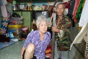 李幼好的腳力差，只能坐在地上挪動，其子患有肝硬化，頭腦不清醒。