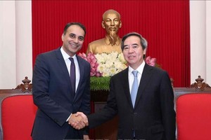 中央經濟部長阮文平（右）接見亞洲開發銀行(ADB)副主席阿赫麥德‧賽義德。（圖源：越通社）