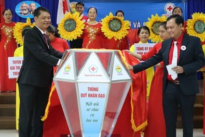 市彩票公司董事長阮國戰與陳長山主席設立捐款箱。