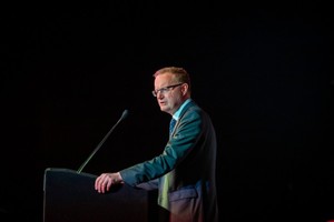 當地時間7月2日，澳大利亞央行(RBA)在利率會議上宣佈，將再次降低官方利率至1%，創歷史新低。圖為澳央行長洛伊（Philip Lowe）。（圖源：EPA）