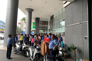 昨日下午，不少紡織品成衣企業已趕抵Central Group駐本市辦公廳以瞭解該通報事宜。（圖源：張啟）