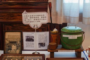 華人讀者給麒麟贈送的老堤岸資料和實物。