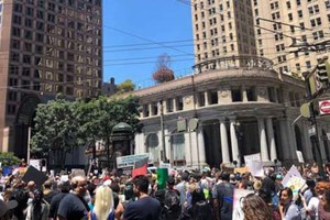 當地時間7月2日，示威者聚集在美國舊金山爆發抗議活動，要求關閉拘留移民兒童和家庭的拘留中心。（圖源：互聯網）