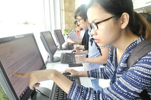 民眾在網上報稅。