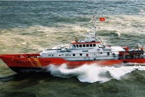 “SAR 411” 號救護船到現場參加尋找失蹤船員的下落。（圖源：江征）