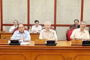 黨中央總書記、國家主席阮富仲（前中）主持黨中央政治局例行會議。（圖源：越通社）