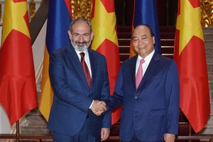 政府總理阮春福（右）與亞美尼亞共和國總理尼古爾‧帕希尼安會面時握手。（圖源：光孝）