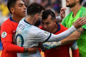 Medel頂撞Messi起衝突雙雙被罰紅牌。（圖源：互聯網）