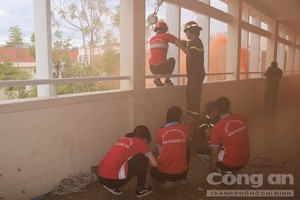 圖為學生參與模擬火警事故逃生演習一瞥。（圖源：市公安廳）