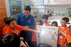 除了提供知識之外，還讓學生們實習以便記住所學習的。