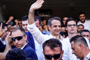 希臘7月7日右翼新民主黨領袖Kyriakos Mitsotakis投票後向支持者致意。（圖源：路透社）