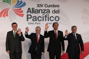 當地時間6日，在秘魯首都利馬，（從右至左）哥倫比亞總統杜克、秘魯總統比斯卡拉、智利總統皮涅拉和墨西哥外長埃布拉德出席太平洋聯盟首腦峰會。（圖源：新華社）