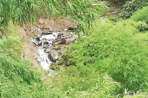 卡車墜崖現場。（圖源：民越）