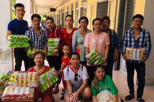 慈善團在美萩精神病中心合照。