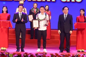 模範個人的足球球員阮光海（前中）榮獲獎狀。（圖源：越快訊）