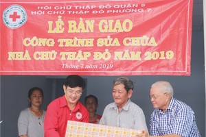 黎勳峰主席與華人企業家呂永雄 向阮晉光贈送禮物。