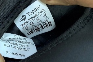 運動鞋貼上“Topper”字樣，鞋底的白色印花印有“越南製造”字樣。（圖源：太平）