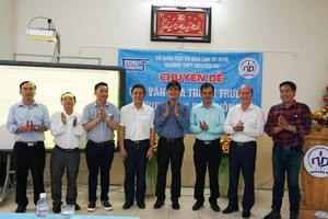 阮攸高中校校長黃清富（右四）同與會代表合照。（圖源：阮娟）