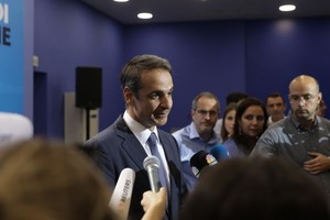 7月7日，在希臘雅典新民主黨總部，新民主黨領導人基里亞科斯·米佐塔基斯對媒體發表講話。（圖源：新華社）