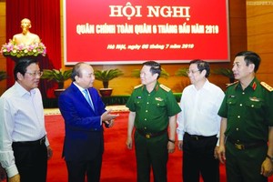 政府總理阮春福與各代表交談。（圖源：Chinhphu.vn）