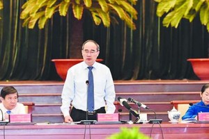 市委書記阮善仁（中）在會議上致閉幕詞。（圖源：互聯網）