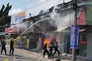 消防隊獲報後趕抵現場奮勇滅火。（圖源：吳準）