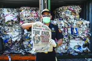 海關官員在檢查來自澳大利亞的進口垃圾。（圖源：互聯網）