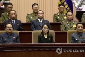 圖為朝鮮中央電視台8日播出的金日成25週年祭中央追悼大會錄像，金與正（第一排居中）坐在主席台上。（圖源：韓聯社/朝鮮央視）