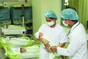 醫生照料初生嬰兒。（圖源：互聯網）