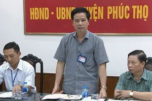 河內市福壽縣委原書記黃孟富（中）被罷免河內市人民議會代表資格。（圖源：前鋒）