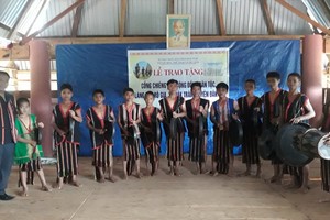 崑嵩文體與旅遊廳副廳長潘文煌（左一）與渃蒙民族青少年銅鑼和竇舞傳授班成員合照。（圖源：紅杏）