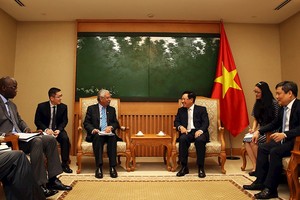 政府副總理、外交部長范平明（右三）接見駐越南聯合國首席代表卡瑪勒‧馬特拉與世界銀行駐越南首席代表、合作發展各國大使組同主席奧斯曼奧迪。（圖源：VGP）