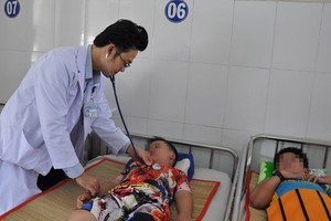 市第一兒童醫院醫生在為住院病童看診。（圖源：維姓）