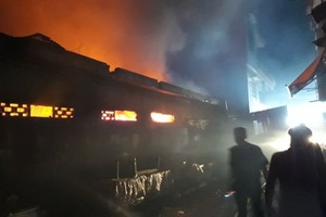 火警現場火勢猛烈迅速蔓延。（圖源：VOV）