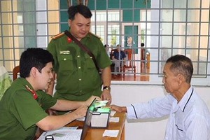 市公安給芹耶縣民眾贈醫施藥。（圖源：蔡芳）