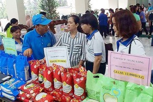 女工人在選購質量優良、價格合理的產品。（圖源：寶玉）