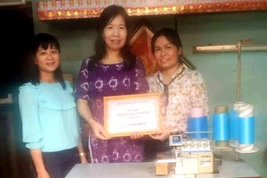 華人婦女黃玉華獲送縫紉機。