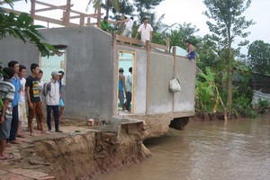 同塔省周城縣安俠鄉安順村河岸坍塌情況更加嚴重，上百戶居民被迫緊急搬遷。（圖源：陳玉）