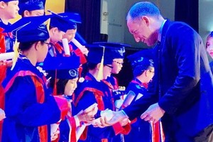 越澳英語學校校委會代表向考取好成績的華人學生頒獎。