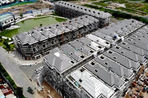 圖為違建的別墅群小區一瞥。（圖源：元河）