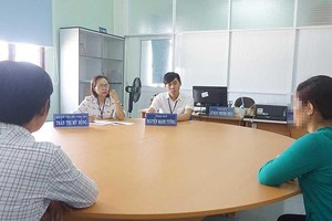 平新郡人民法院調解與對話中心正對一起婚姻訴訟案進行調解。