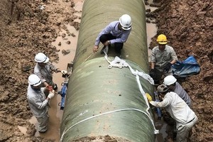 工人在克服沱江潔淨水管滲漏事故。（圖源：嘉政）