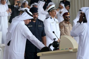 卡塔爾首相兼內政部長阿卜杜拉（左）主持海軍基地的啟用儀式。（圖源：AFP）