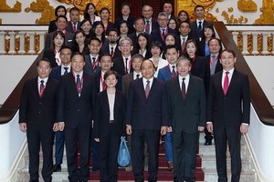 阮春福總理與新加坡企業家合影。（圖源：Chinhphu.vn）