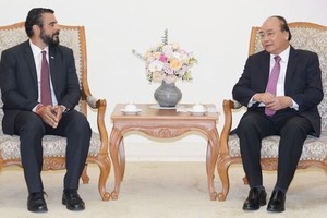 政府總理阮春福（右）接見任期屆滿前來辭行的巴拿馬大使沙穆迪歐。（圖源：光孝）