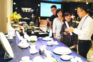 明隆一公司副總經理李輝創介紹獲獎 的 Gastroline 高級瓷器餐具。