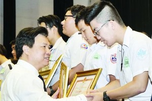 教育與培訓部副部長阮友度向優秀生頒發獎狀。（圖源：互聯網）