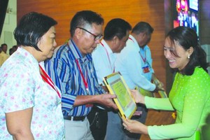 平新郡華人同胞獲得組委會表彰。