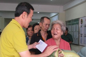 本報向新平郡貧困華人贈送禮物。